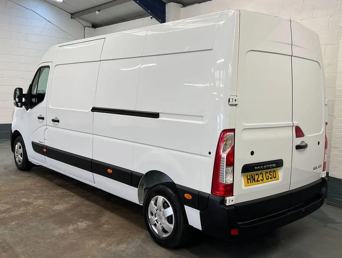 2023 Renault Master Medium Roof Panel Van - Image 1