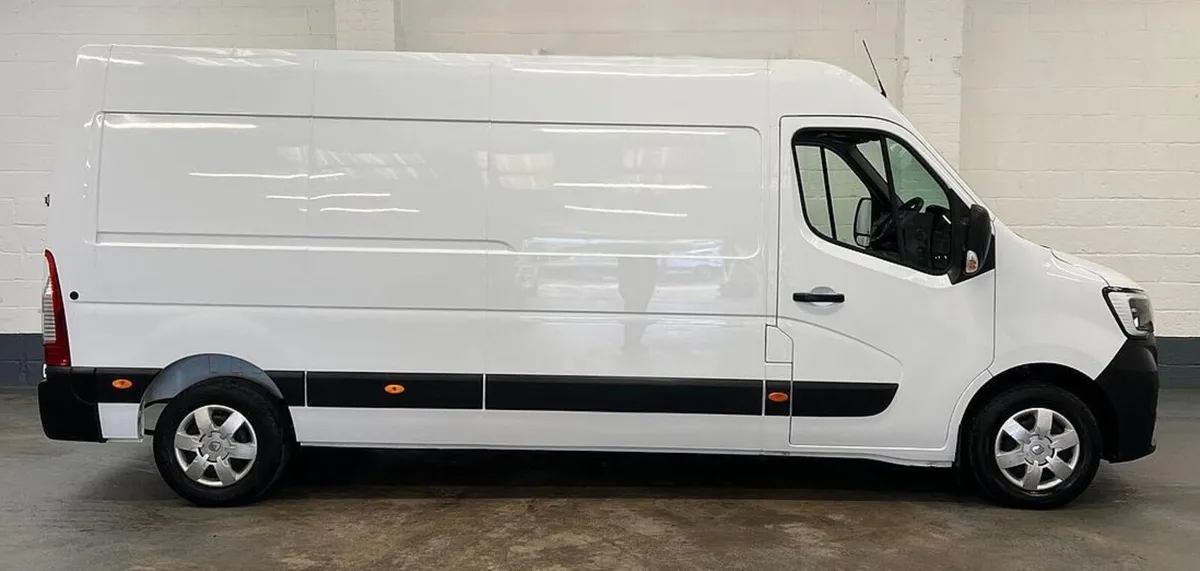 2023 Renault Master Medium Roof Panel Van - Image 4