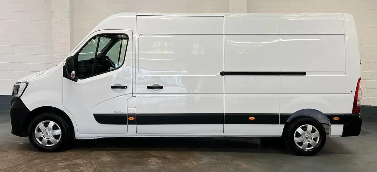 2023 Renault Master Medium Roof Panel Van - Image 3