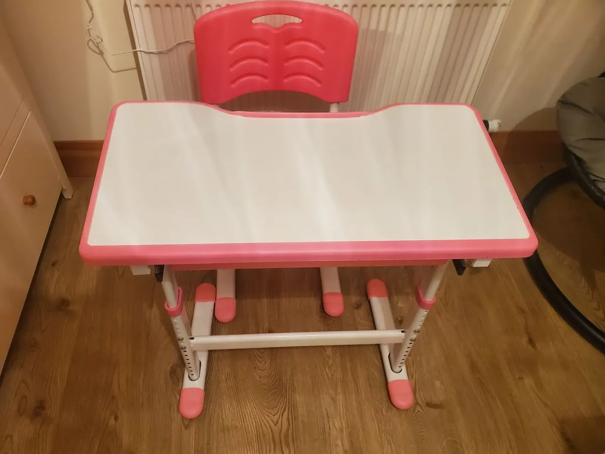 Girls pink desk like new - Image 1