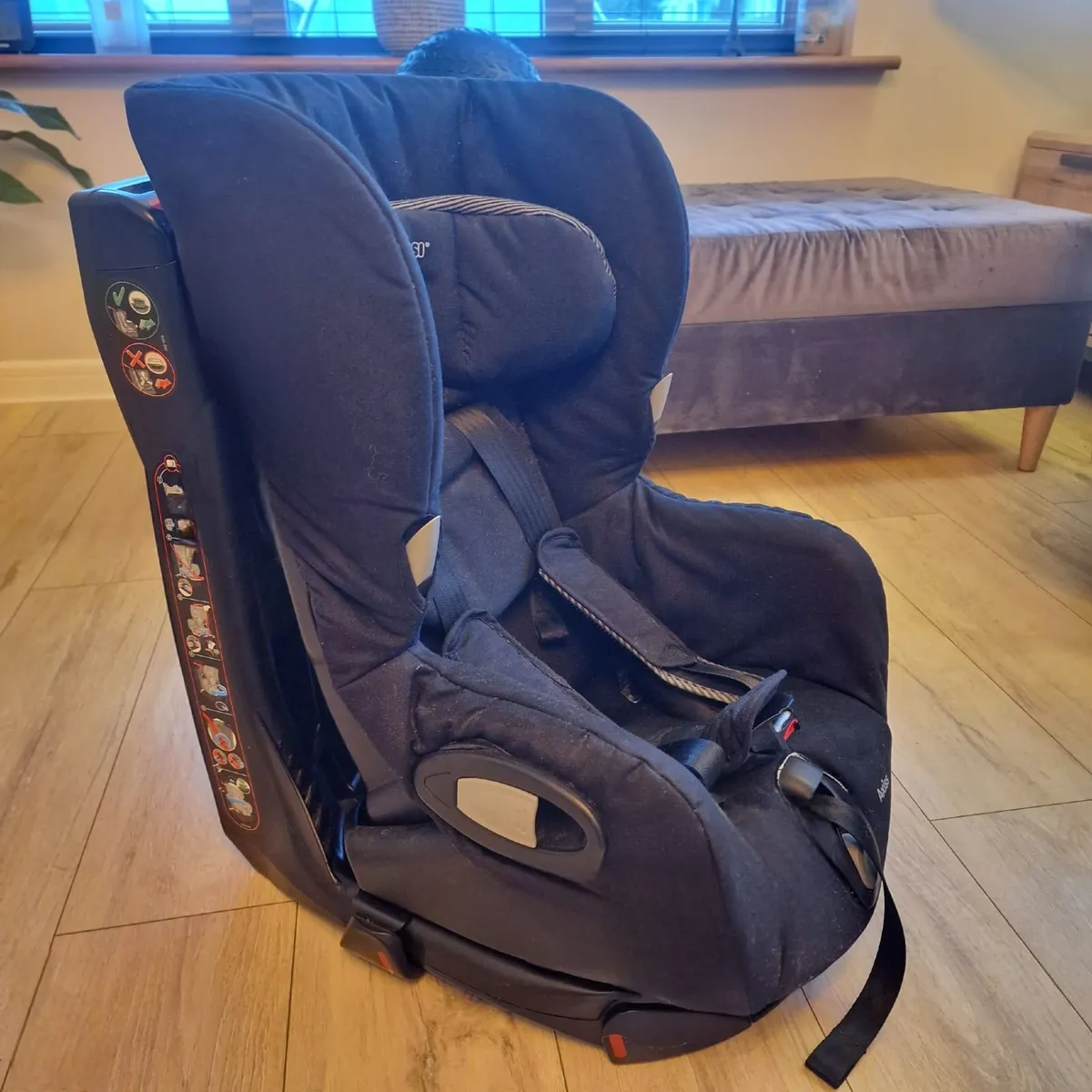 Maxi-Cosi Axiss rotating 90° toddler car seat - Image 1