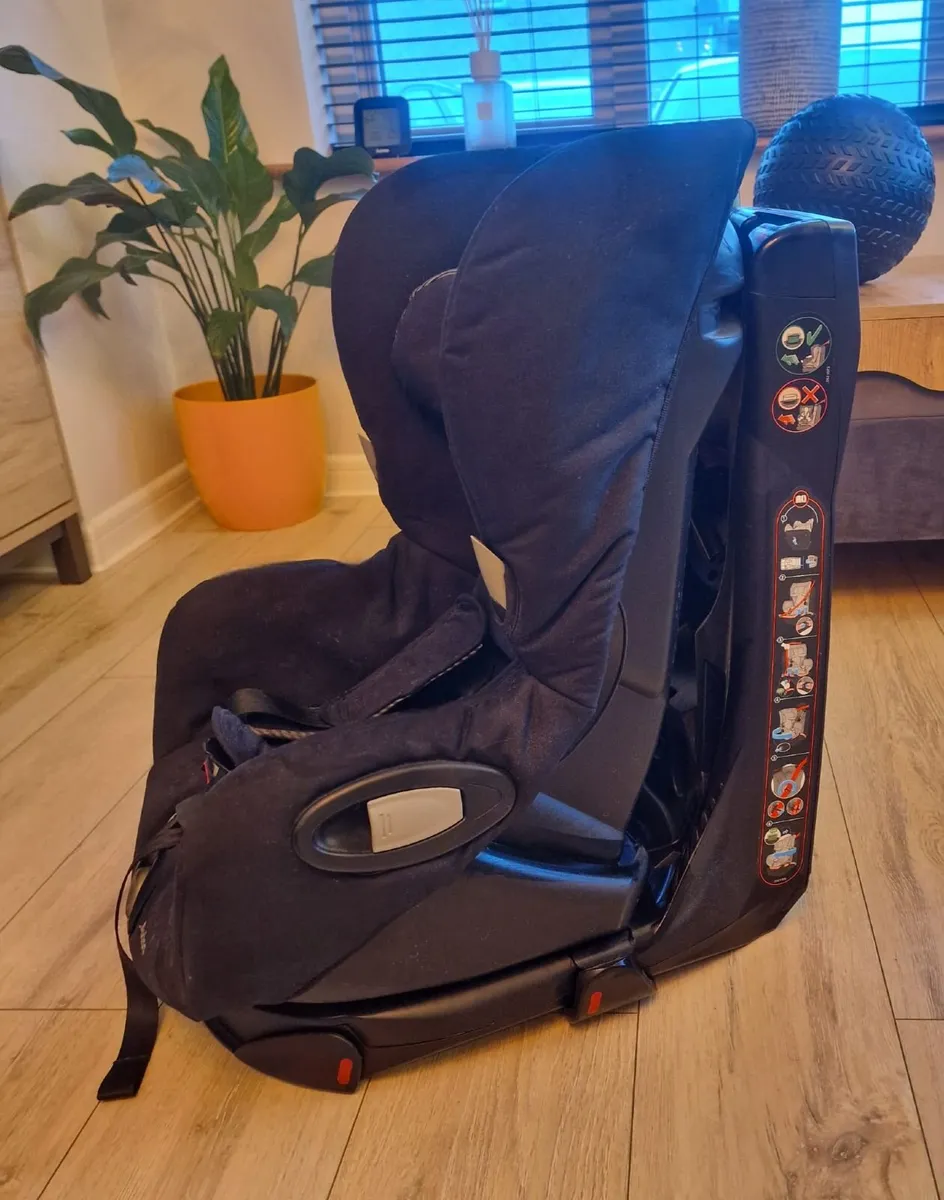 Maxi-Cosi Axiss rotating 90° toddler car seat - Image 3