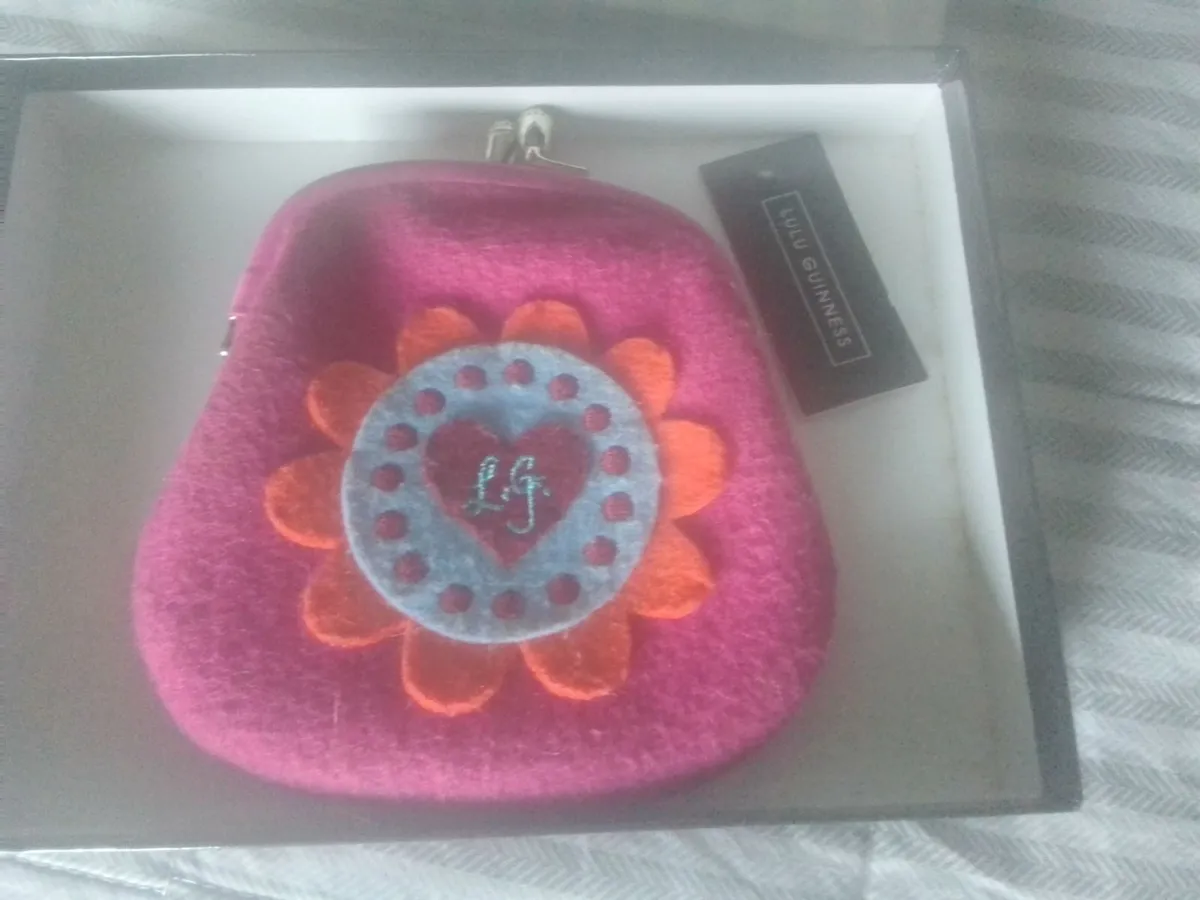 Vintage lulu pink applique Guinness coin purse - Image 1