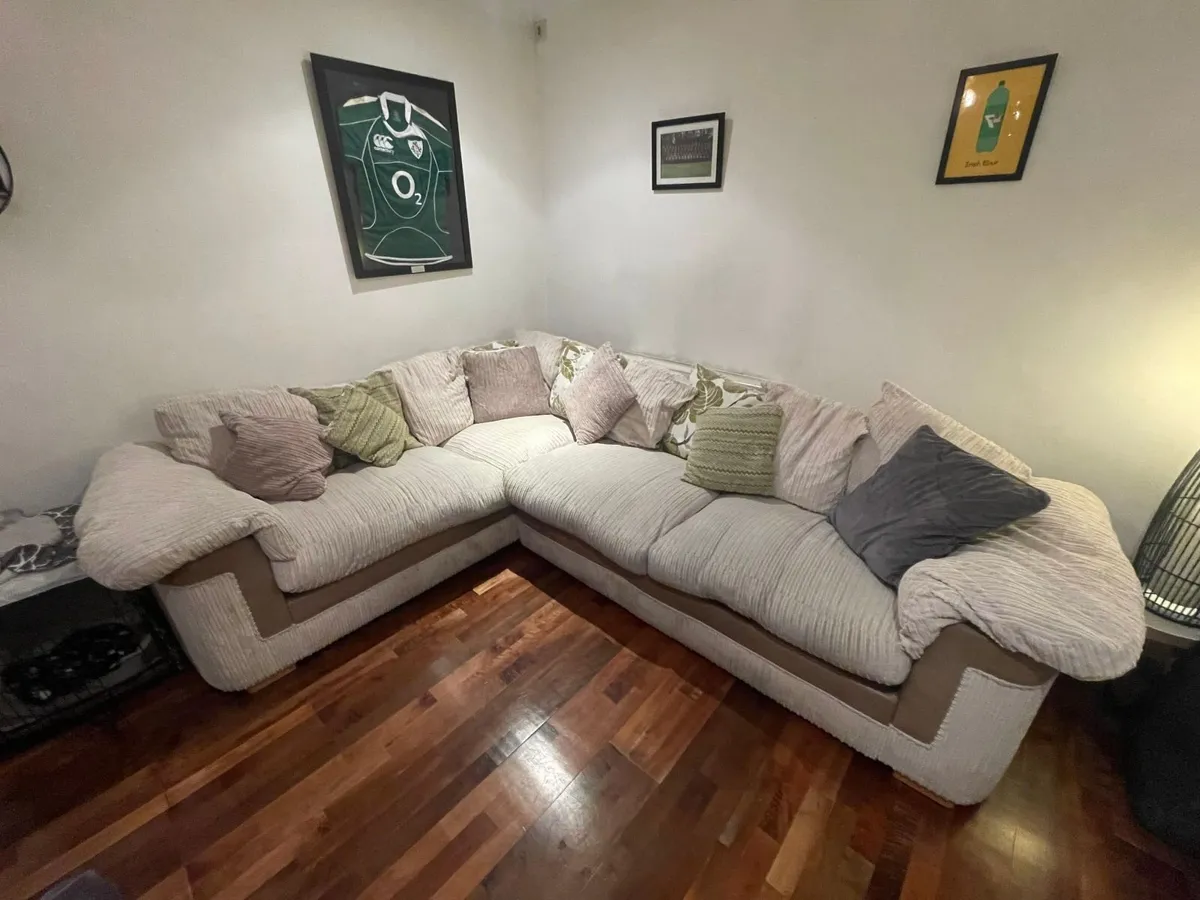 Corner couch. - Image 1