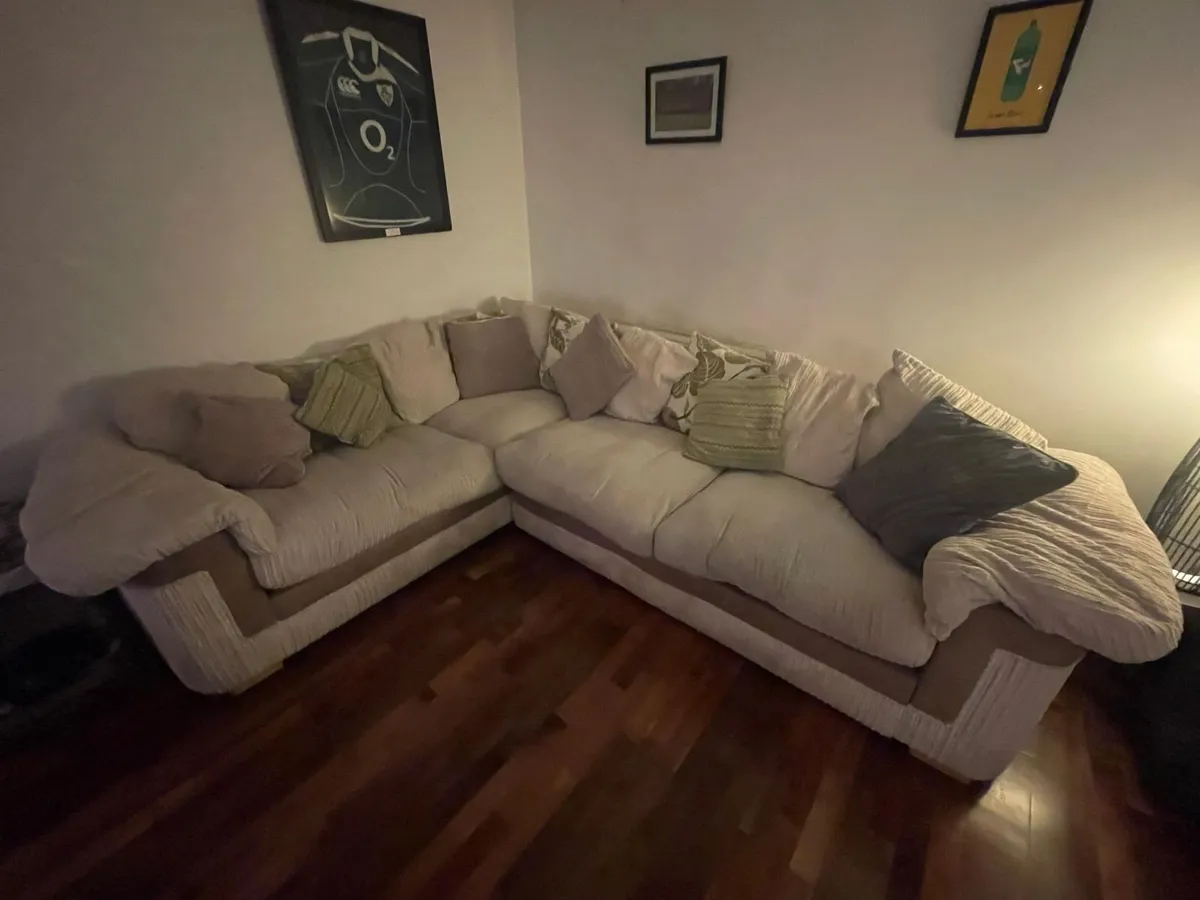 Corner couch. - Image 3