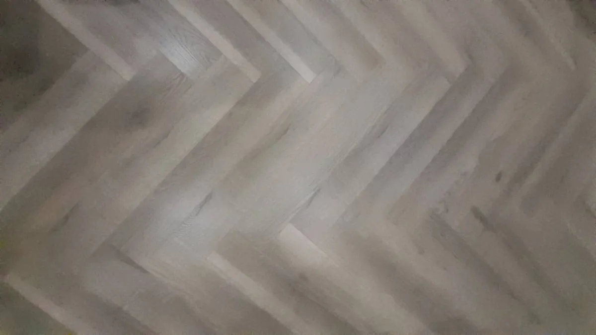 laminate flooring - Image 1