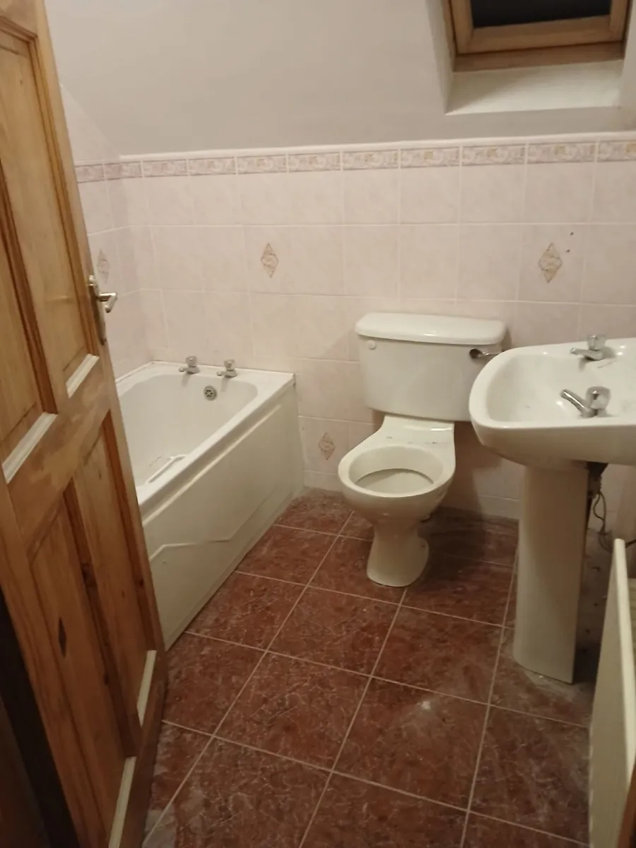 Bathroom fittings and pine doors. - Image 1