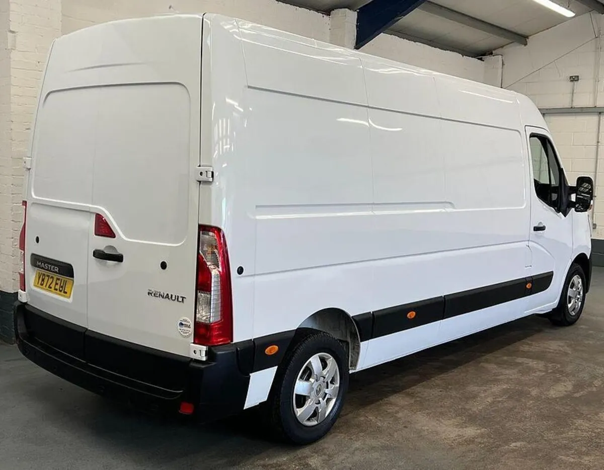 2023 Renault Master Medium Roof Panel Van - Image 4