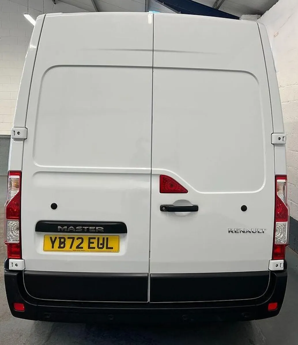 2023 Renault Master Medium Roof Panel Van - Image 3