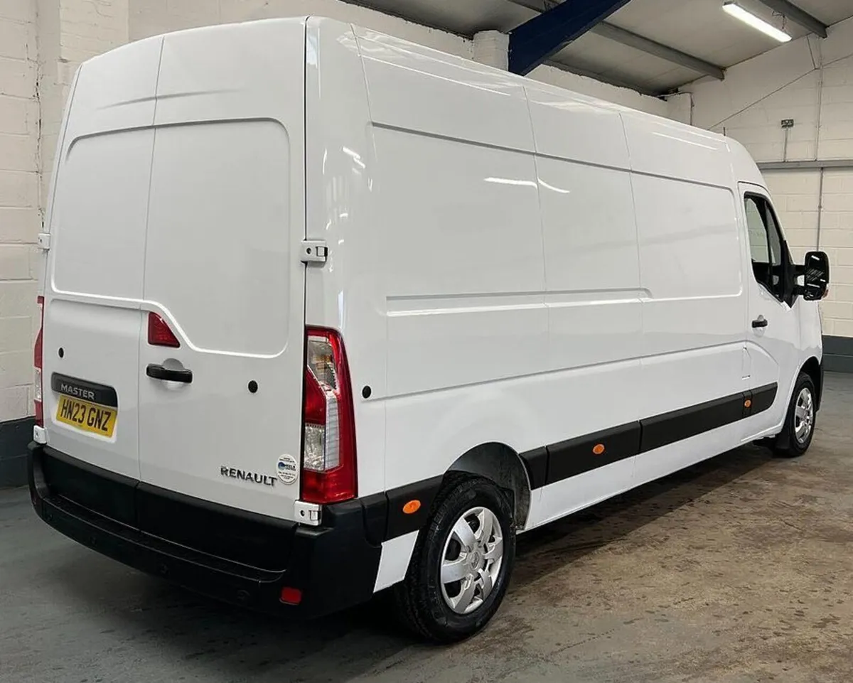 2023 Renault Master Medium Roof Panel Van - Image 4