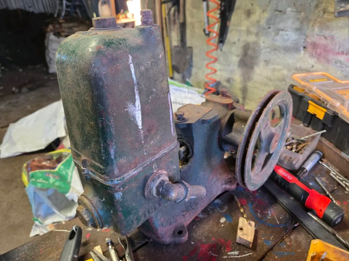 Vintage water pump - Image 1