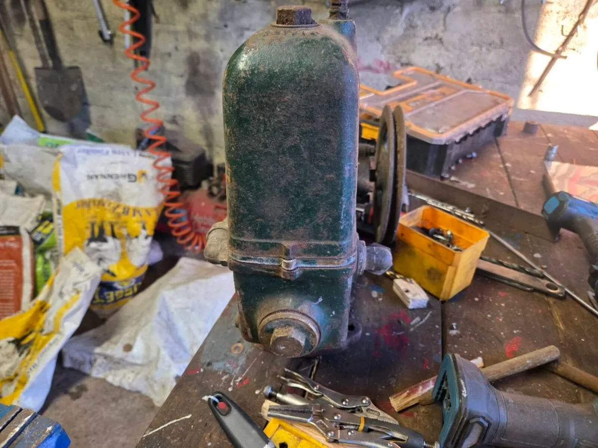 Vintage water pump - Image 2