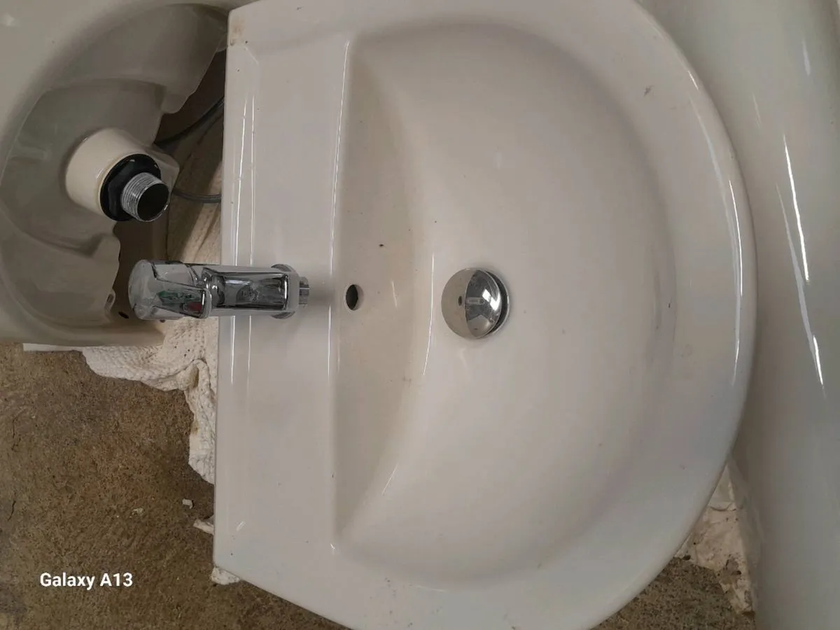 Bathroom sinks - Image 1