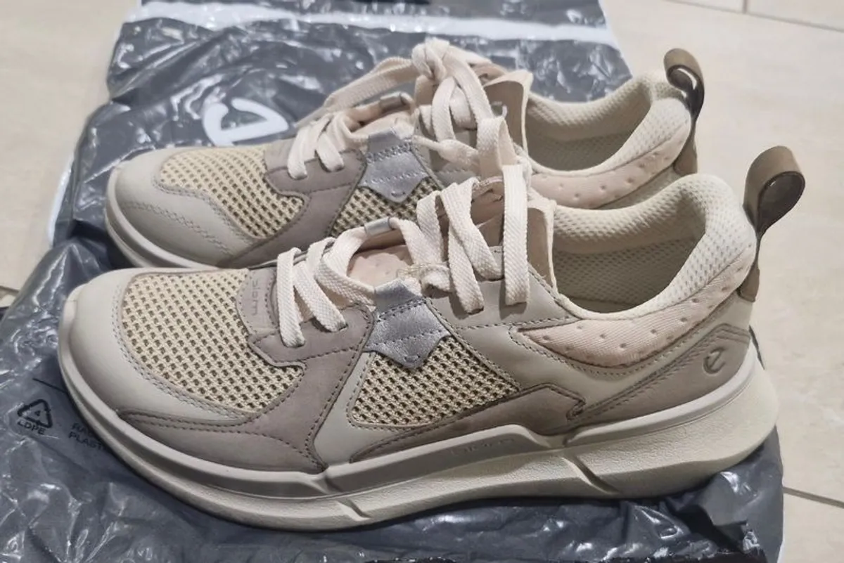 Ladies Ecco Trainers size 6. EU 39 - Image 2