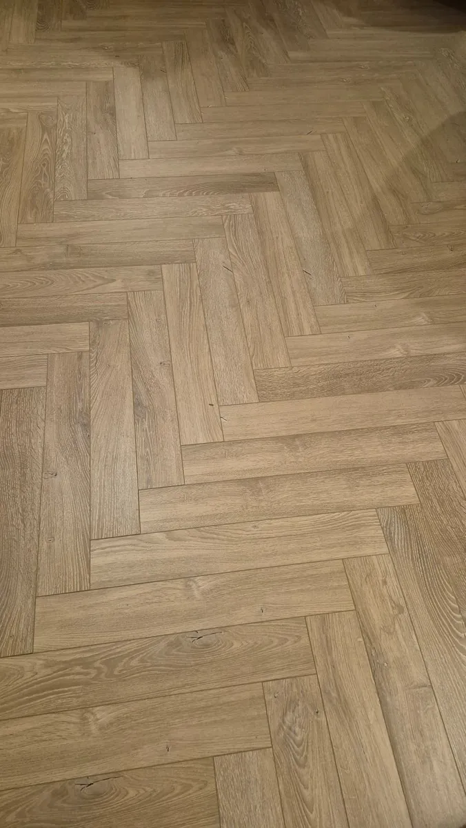 Laminated floor herringbone - Image 1