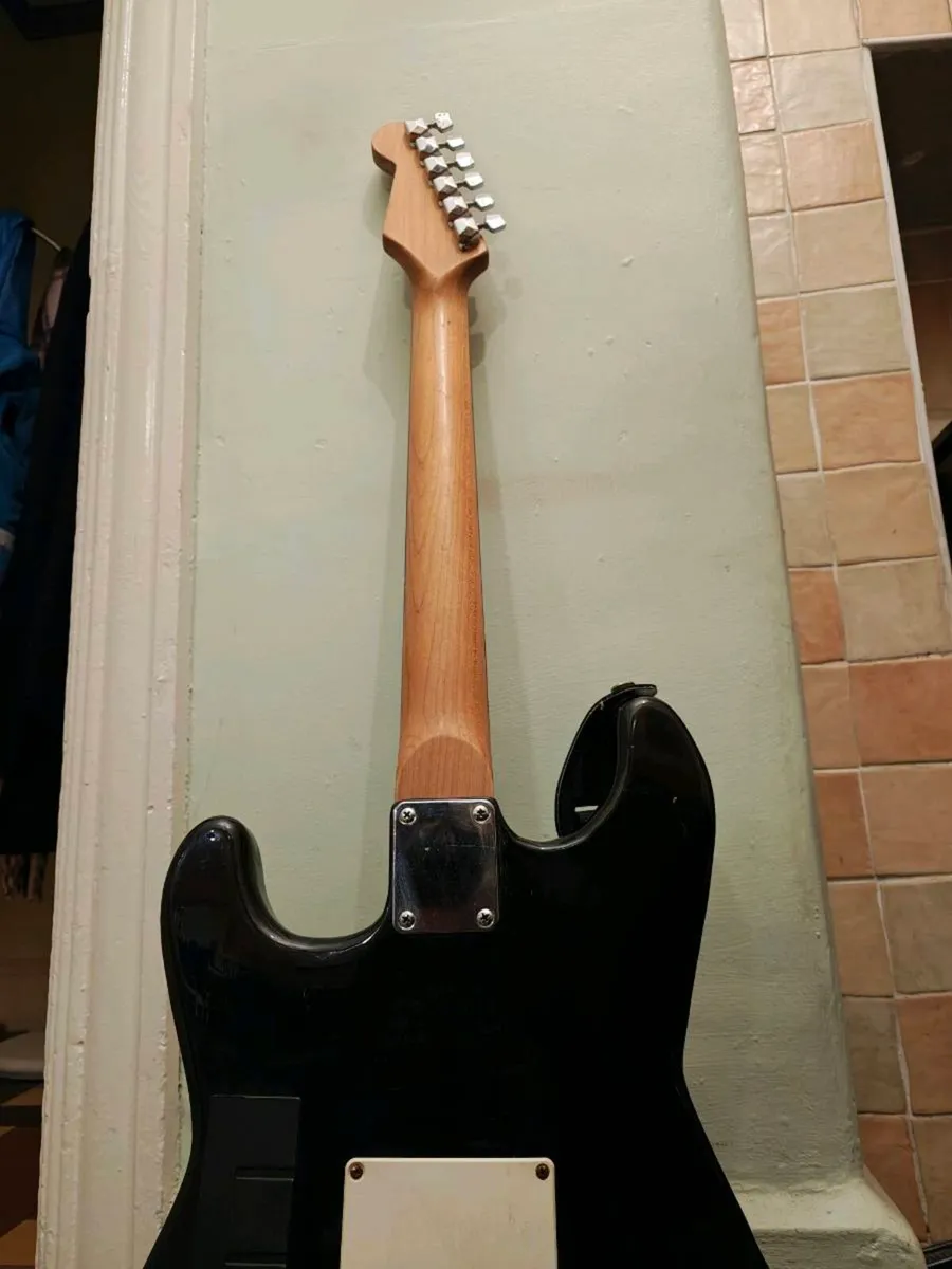 Tanglewood electric guitar – black Strat style - Image 4