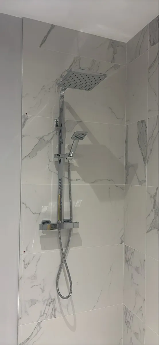 Bathroom ware. Shower doors, basins and showers - Image 1