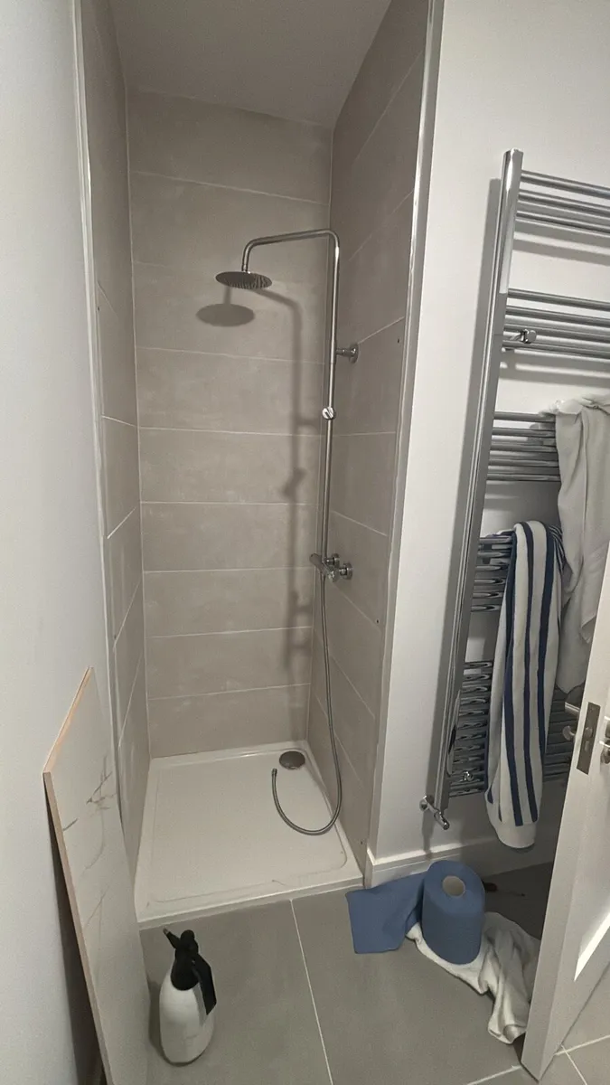 Bathroom ware. Shower doors, basins and showers - Image 2