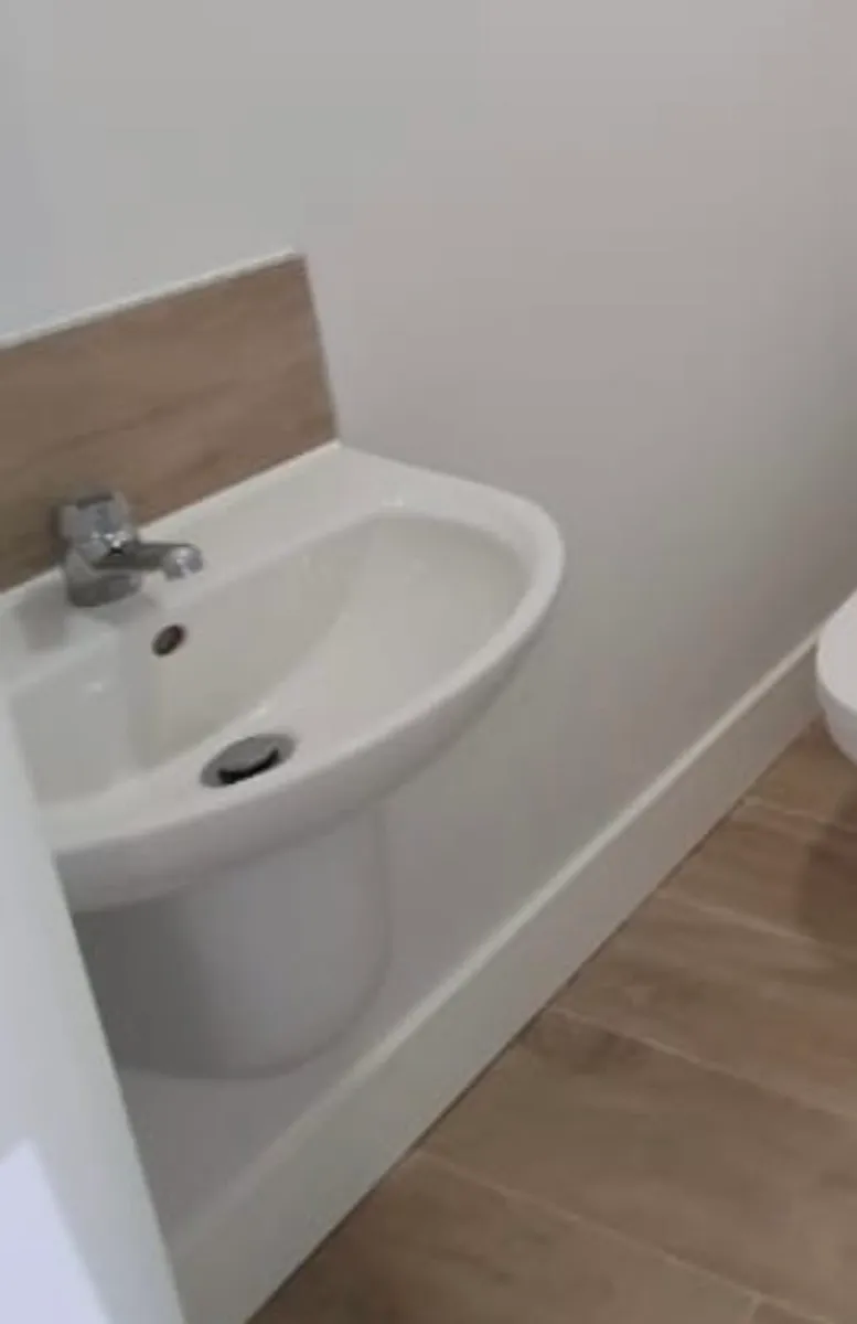 Bathroom ware. Shower doors, basins and showers - Image 3