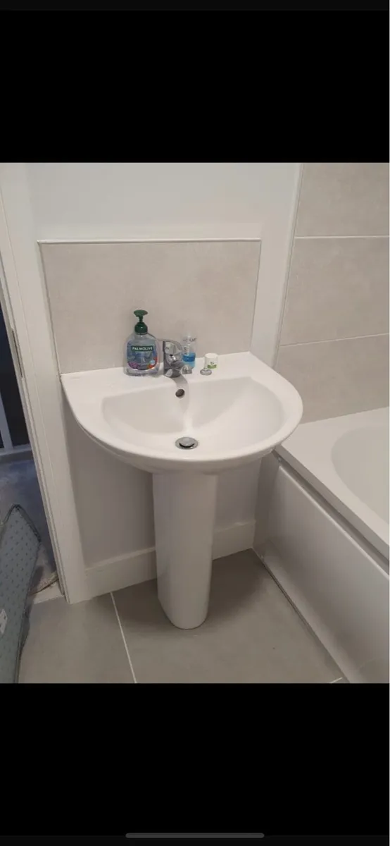 Bathroom ware. Shower doors, basins and showers - Image 4