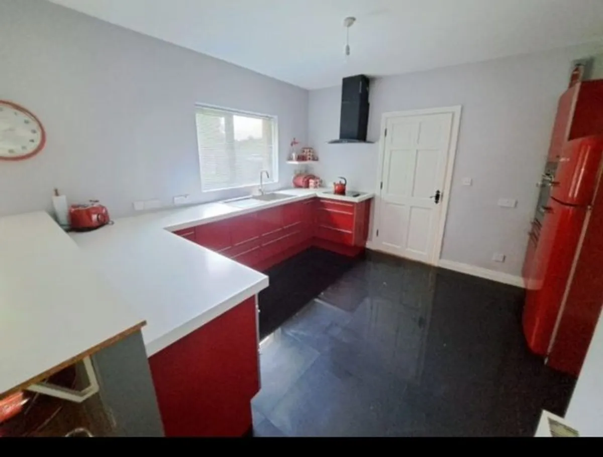 High-gloss modern kitchen - Image 3