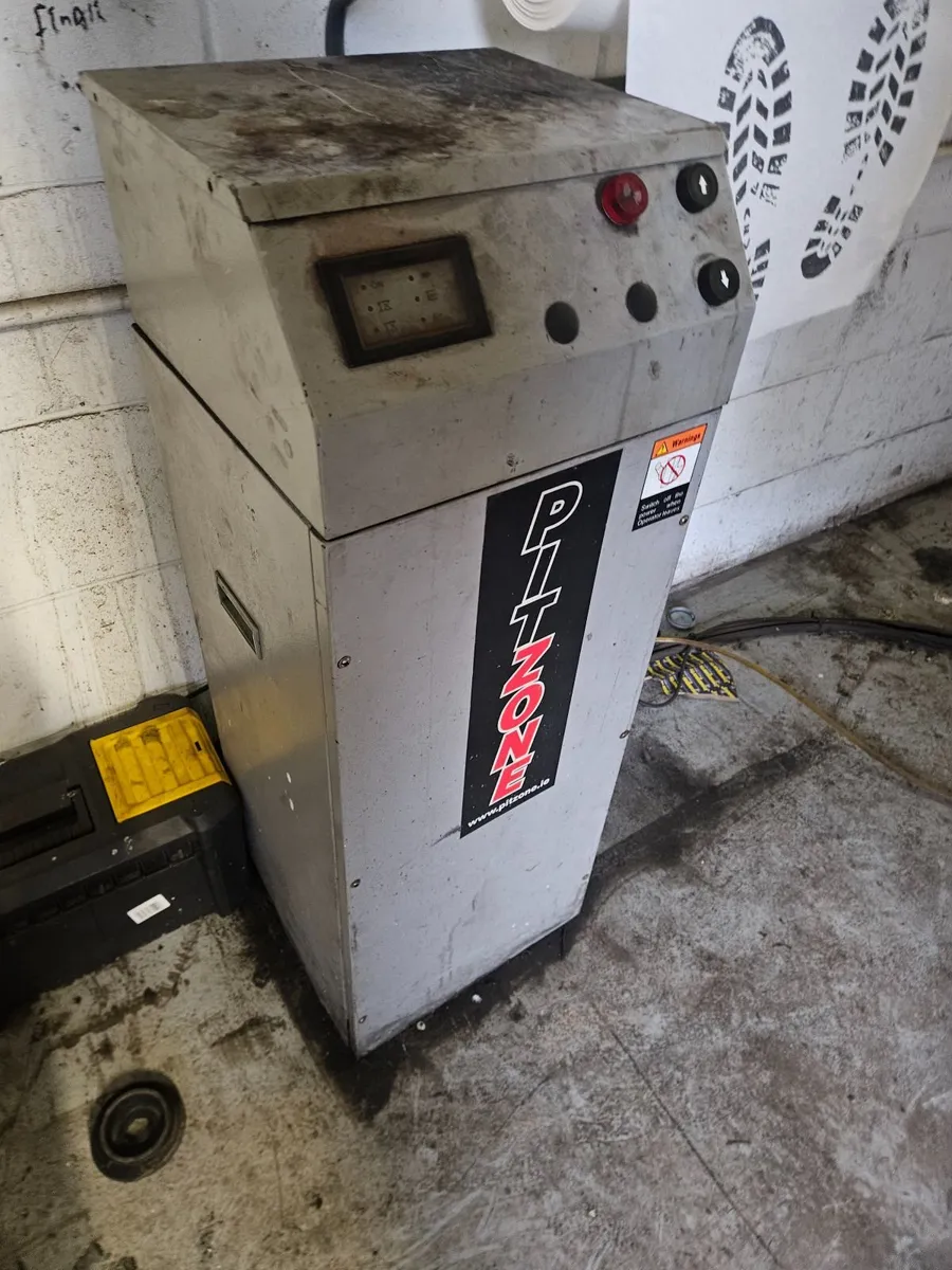 SCISSOR LIFT ON FLOOR - Image 2