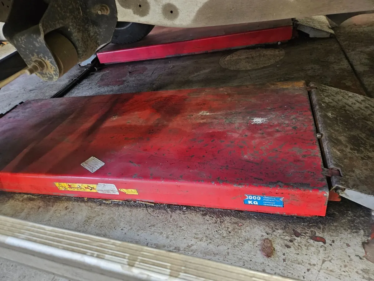 SCISSOR LIFT ON FLOOR - Image 1