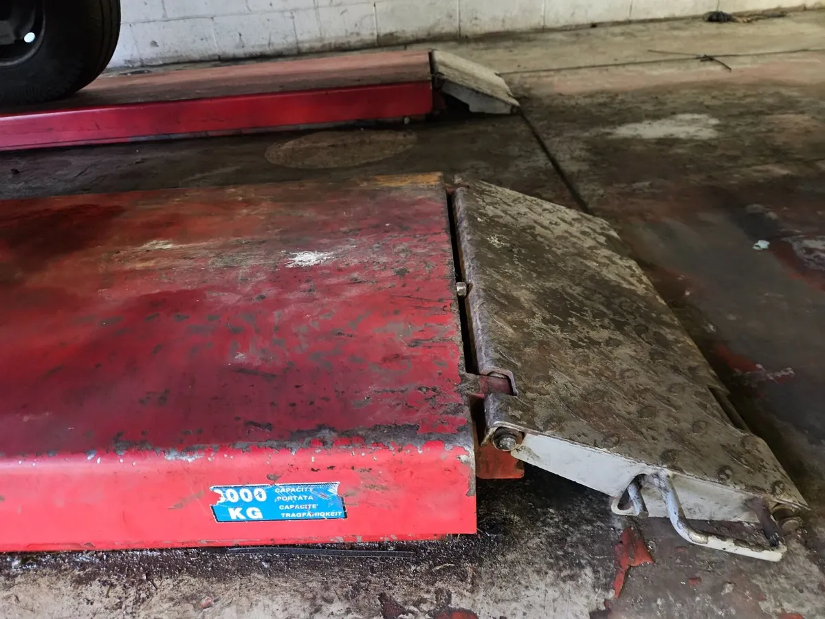 SCISSOR LIFT ON FLOOR - Image 3