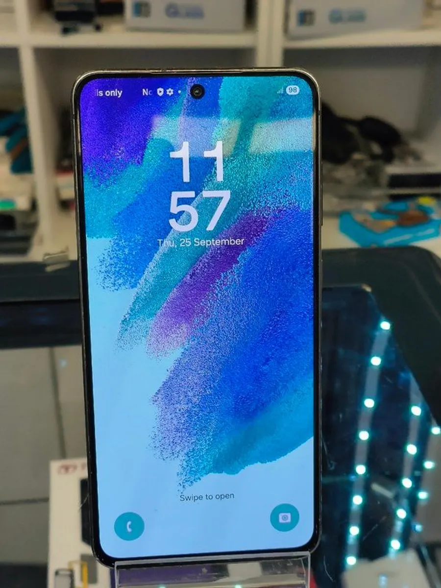 Samsung S21 FE 128GB Dual Sim Unlocked (LCD Has Scratches) - Image 2