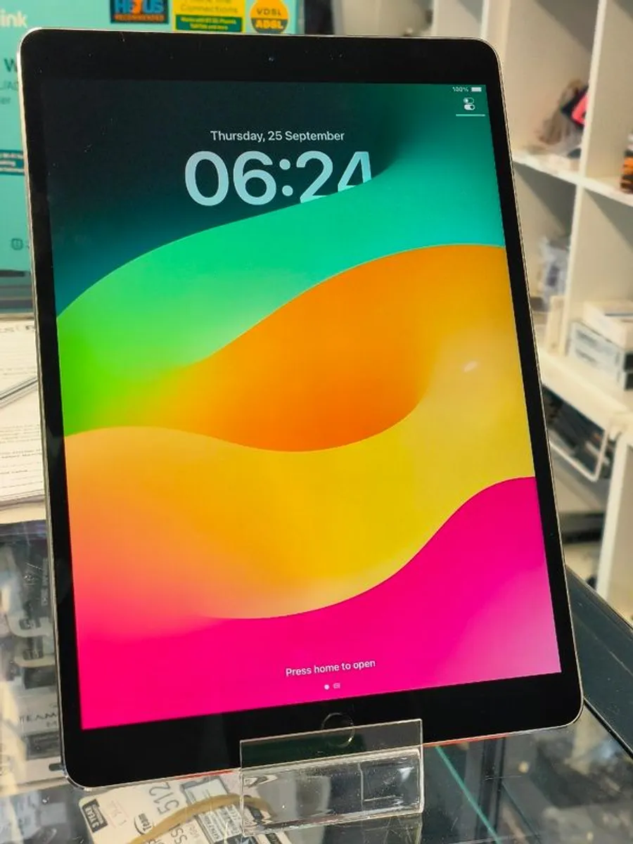 Apple iPad Pro 64GB, Wi-Fi 10.5 in - Space Gray / Used - Image 3