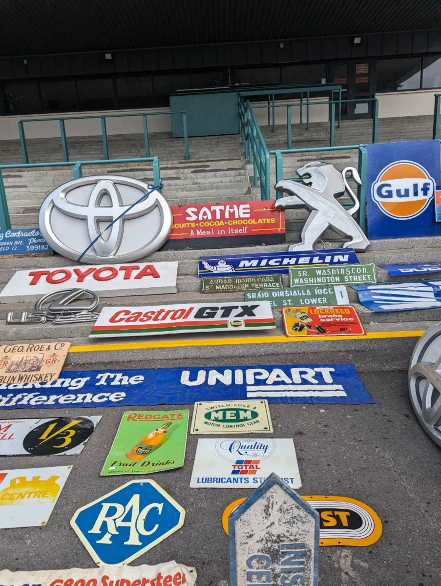 Wanted Petrol pumps Globes Enamel signs - Image 3