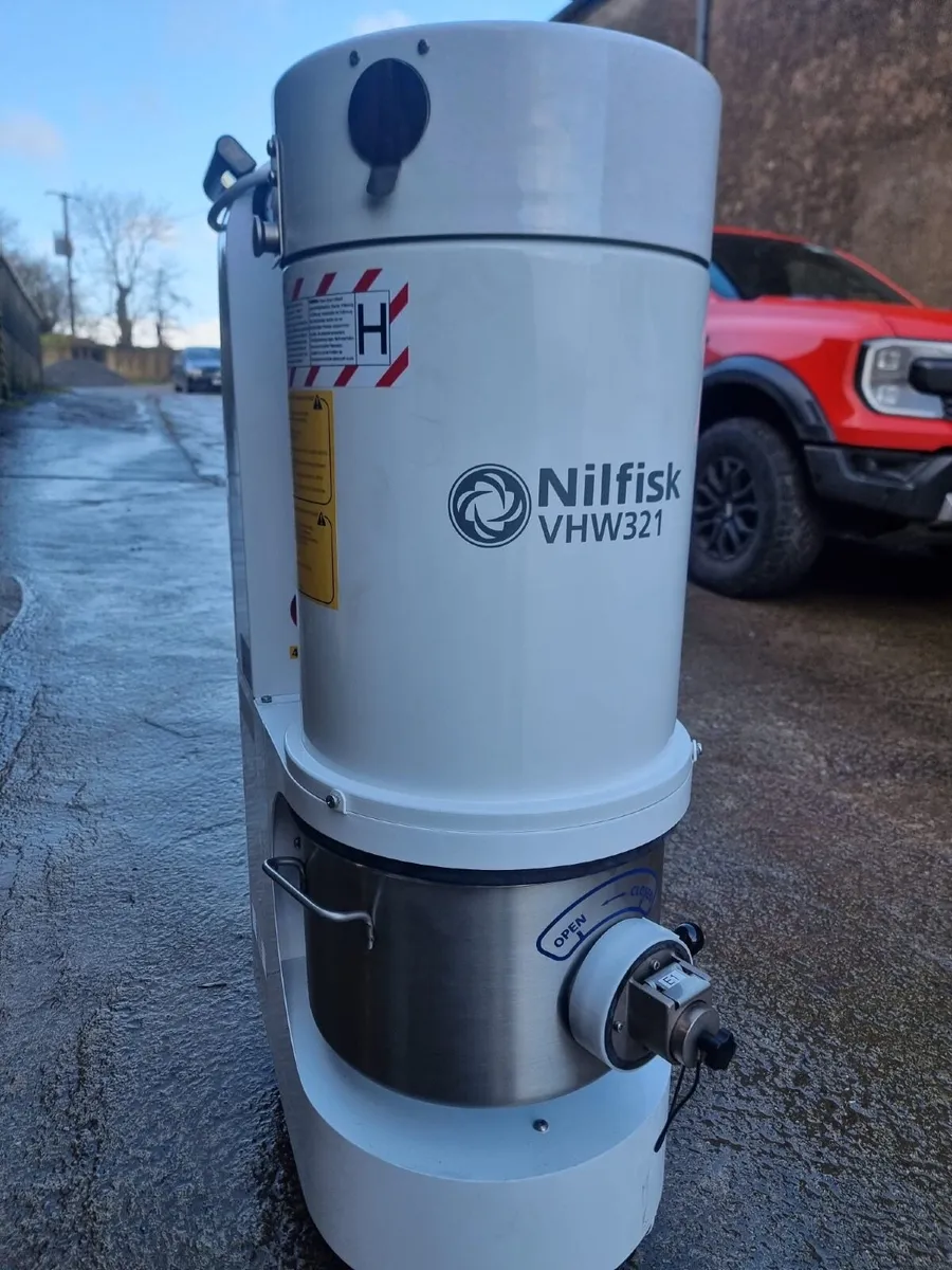 Nilfisk VHW321 industrial vacuum cleaner - Image 1