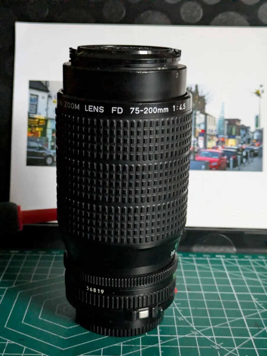 Canon zoom lens FD 75-200 mm 1:4.5 macro - Image 2
