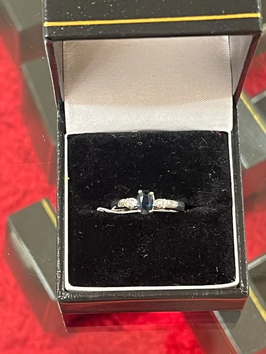 18k white gold ring with sapphire and diamonds. - Image 1