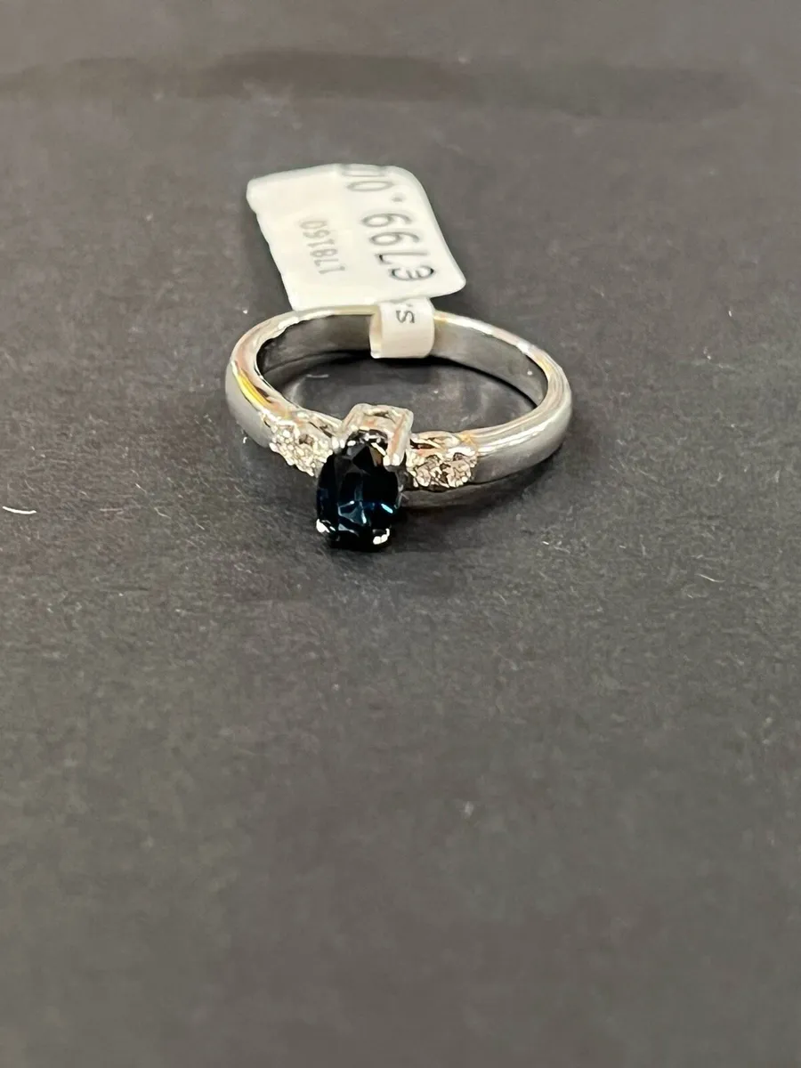 18k white gold ring with sapphire and diamonds. - Image 3