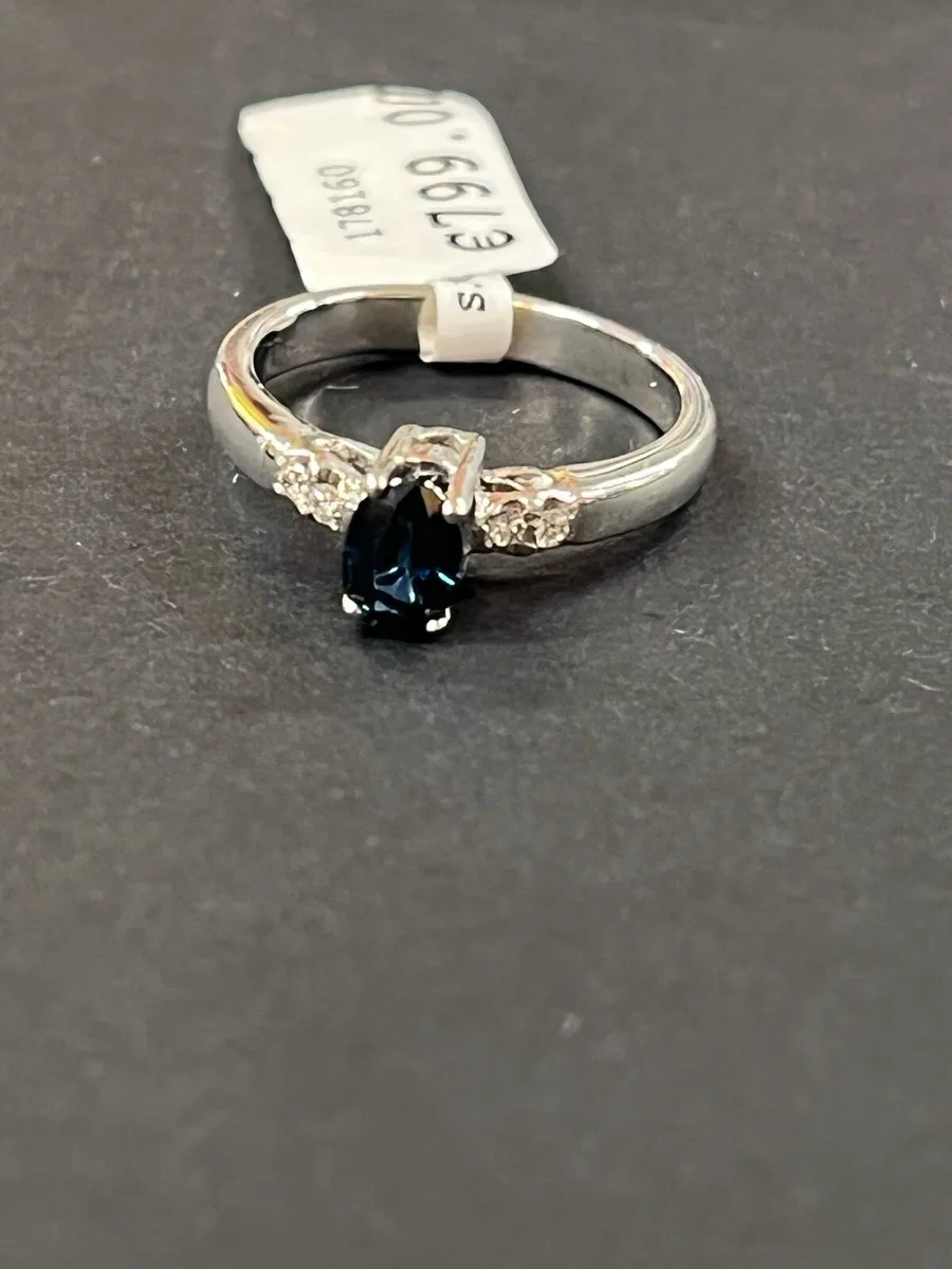18k white gold ring with sapphire and diamonds. - Image 4