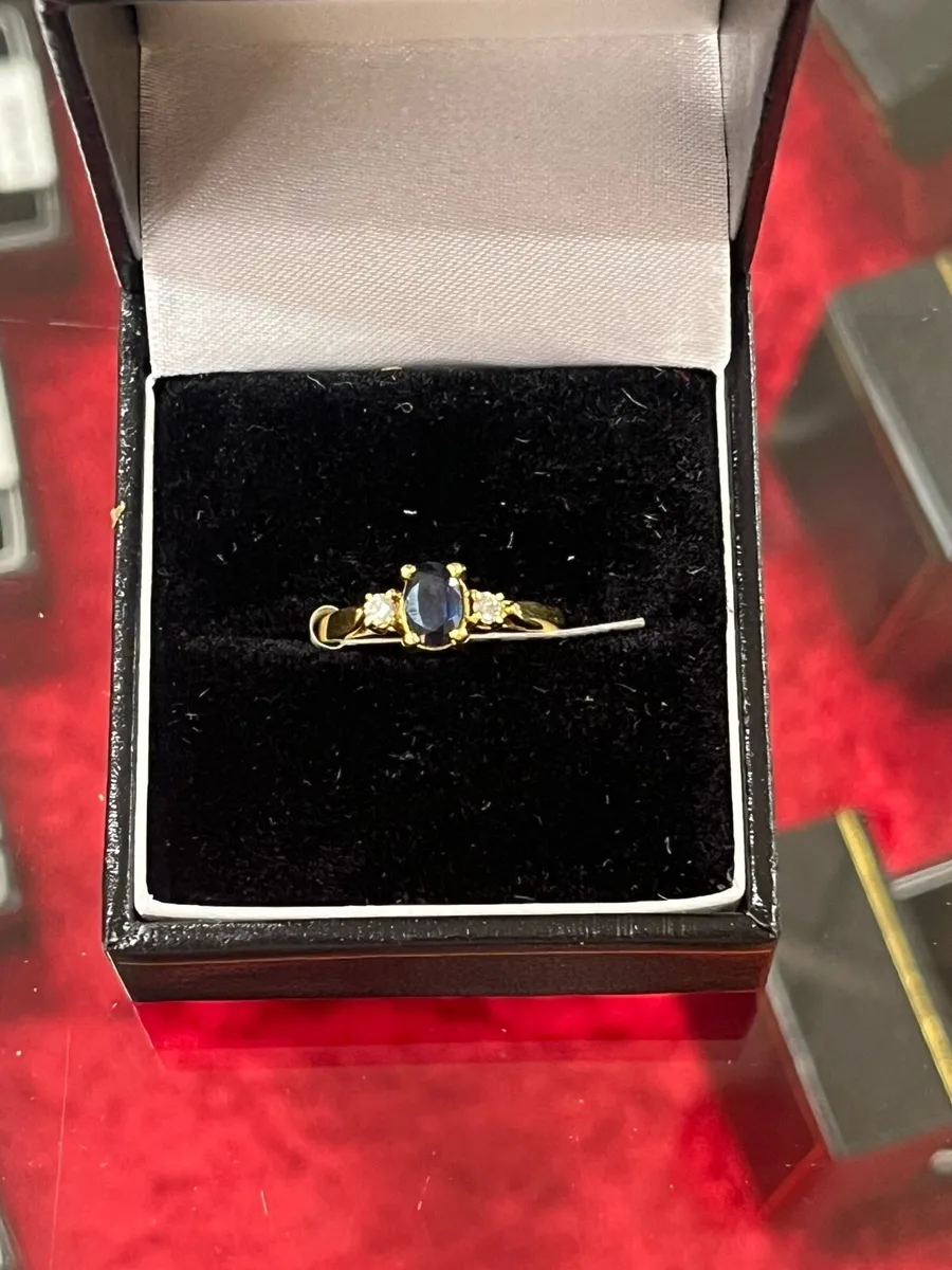 18k gold ring with sapphire and diamonds. - Image 1