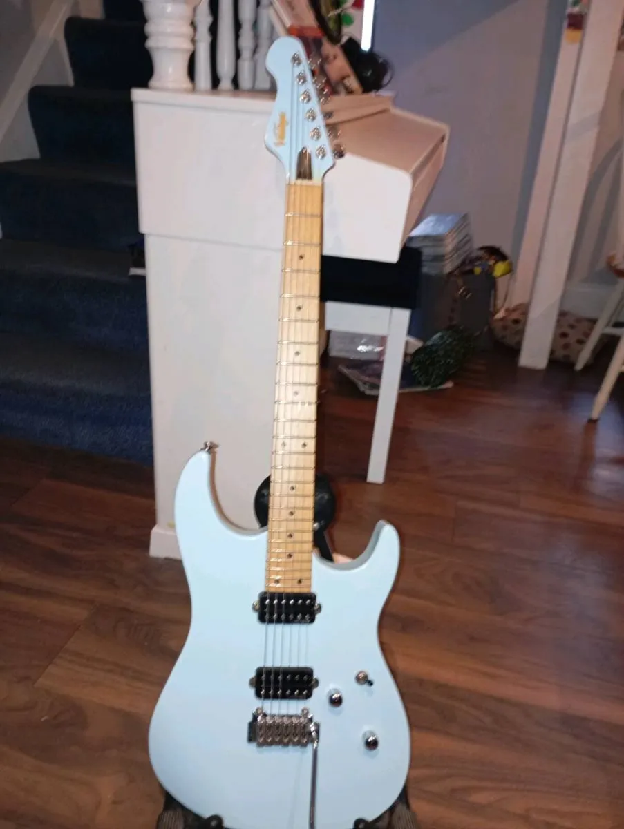 Vintage v624 electric guitar - Image 1