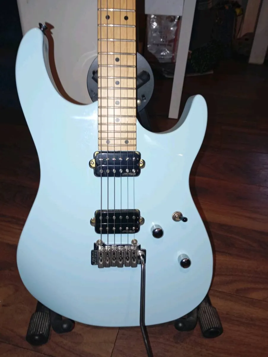 Vintage v624 electric guitar - Image 3