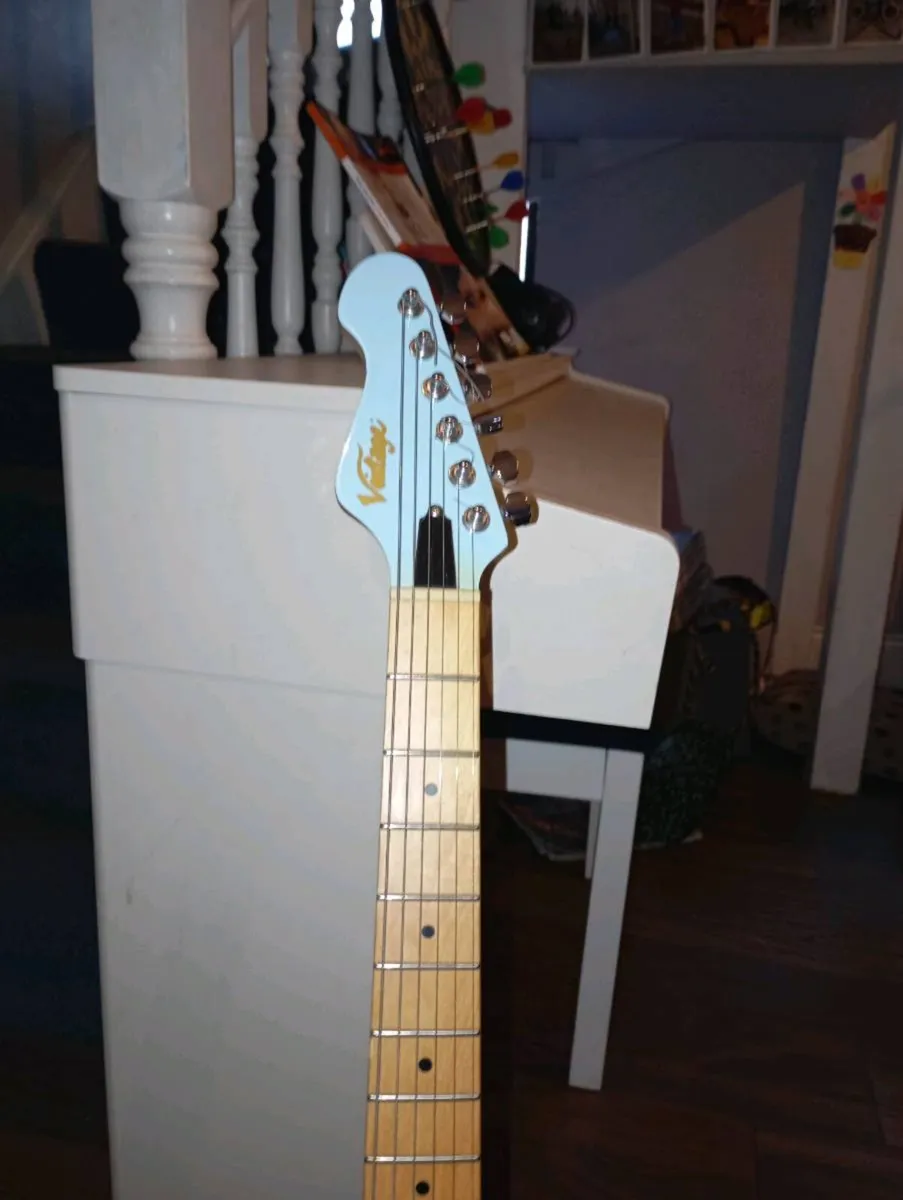 Vintage v624 electric guitar - Image 4