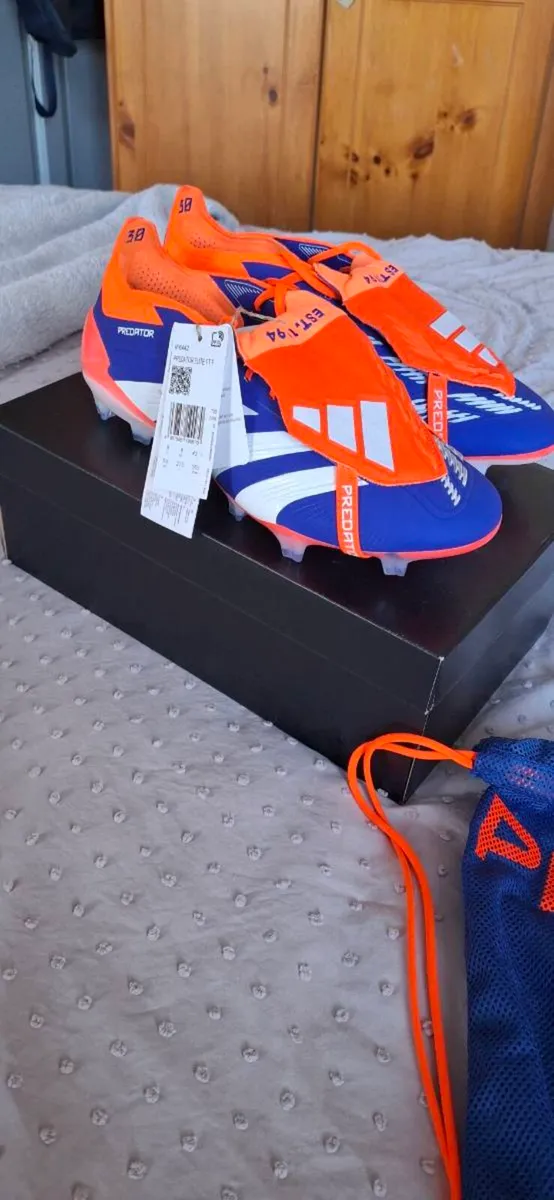 Adidas Predators size UK9 - Image 1