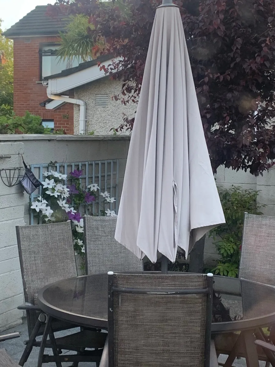 Garden table and 8 chairs - Image 1