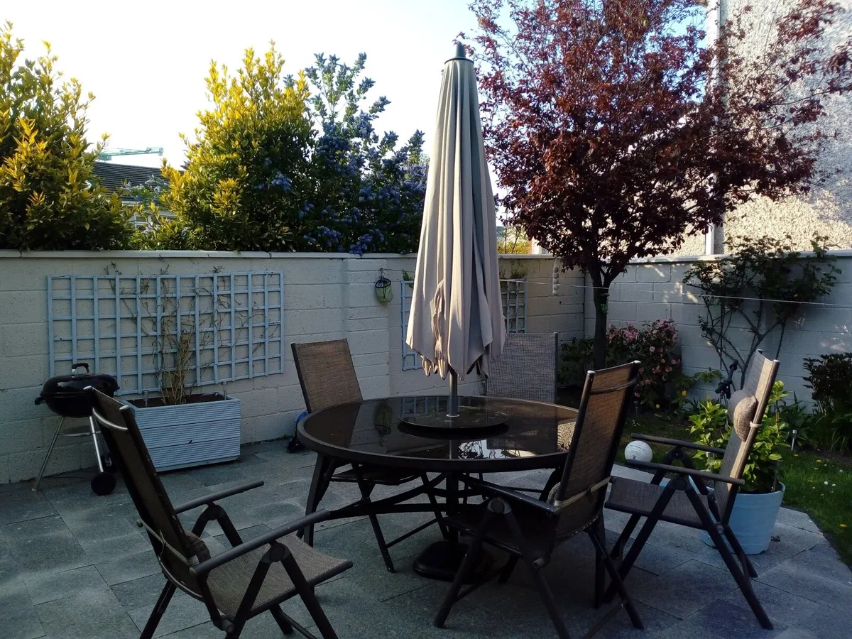 Garden table and 8 chairs - Image 2