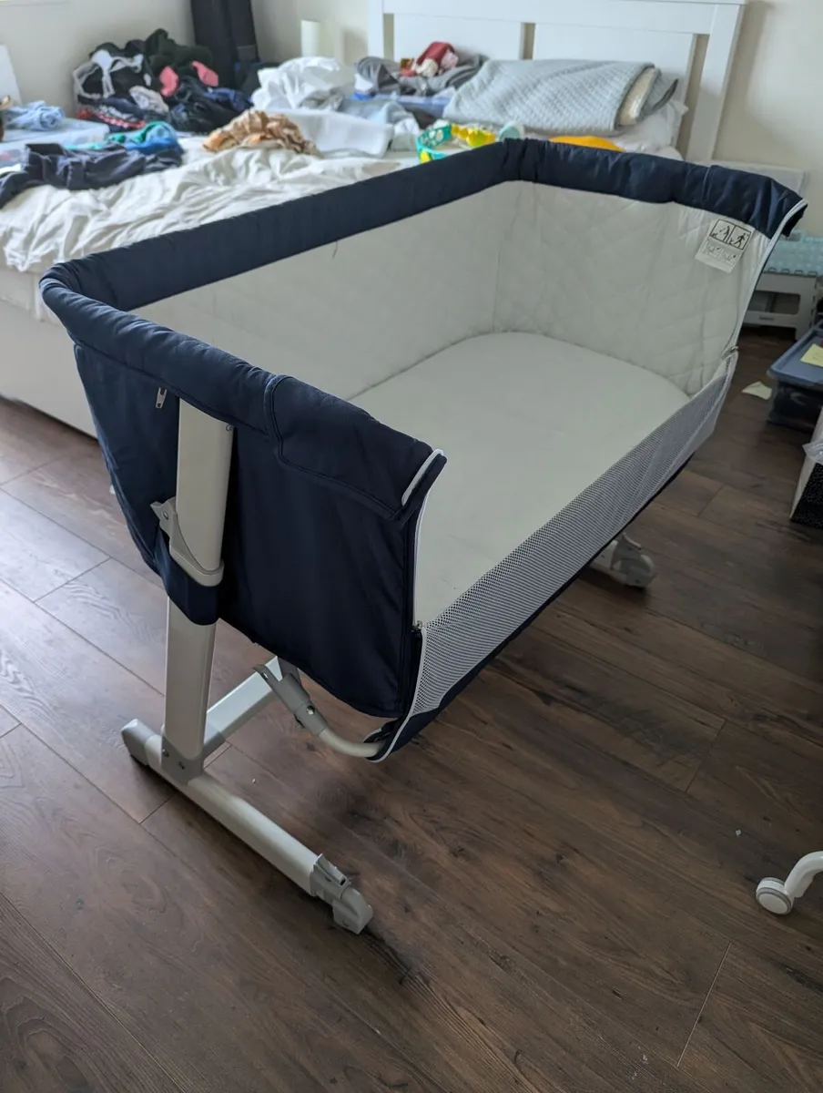 Bedside crib - Image 1