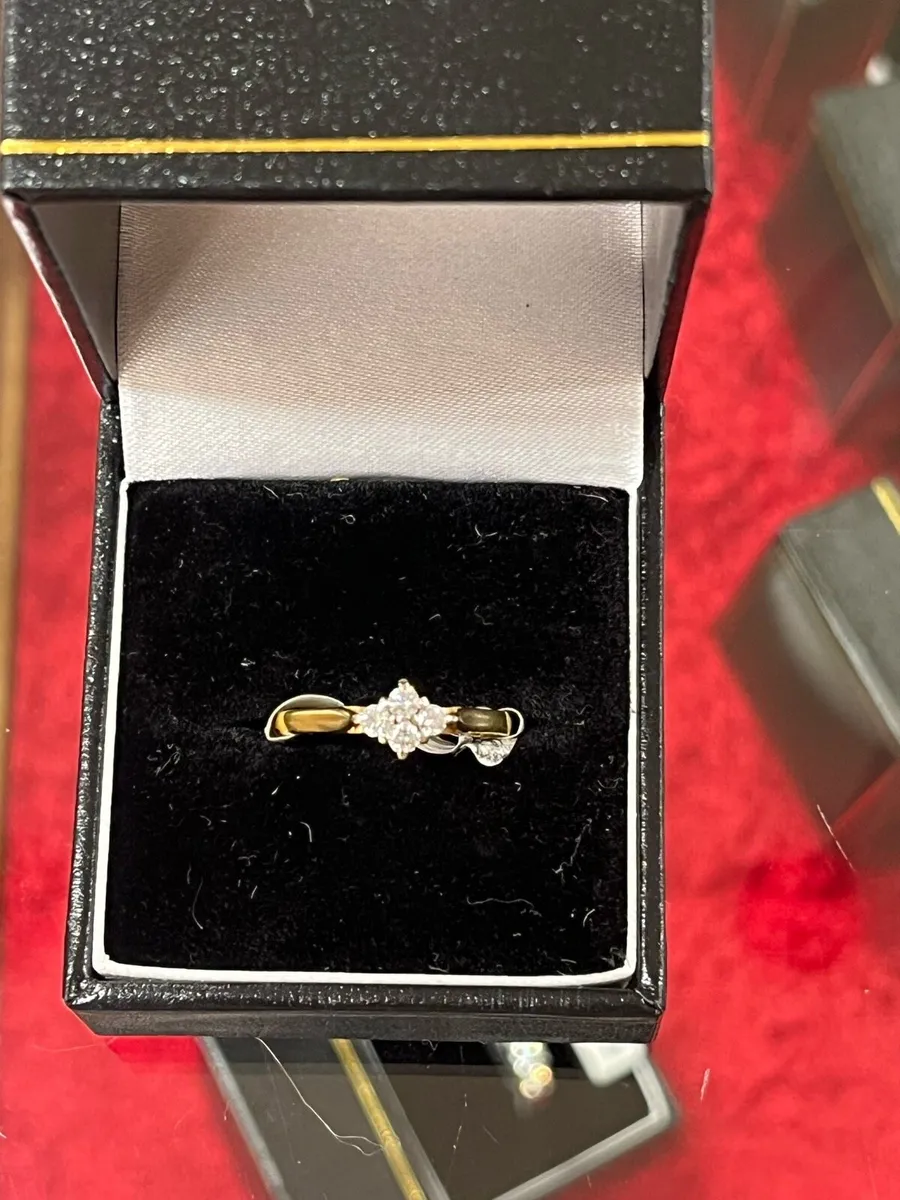 18k vintage gold ring with diamonds. - Image 1