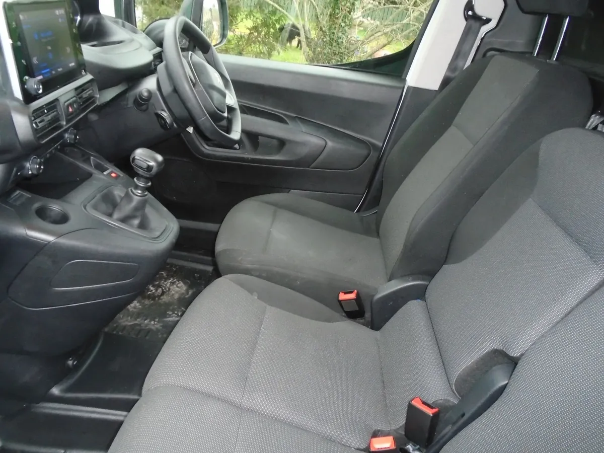 2023 Peugeot Partner PROFESSIONAL 100HP. - Image 4