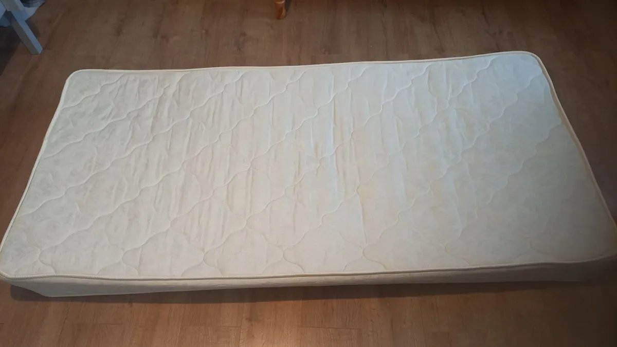 11 mattresses - Image 1