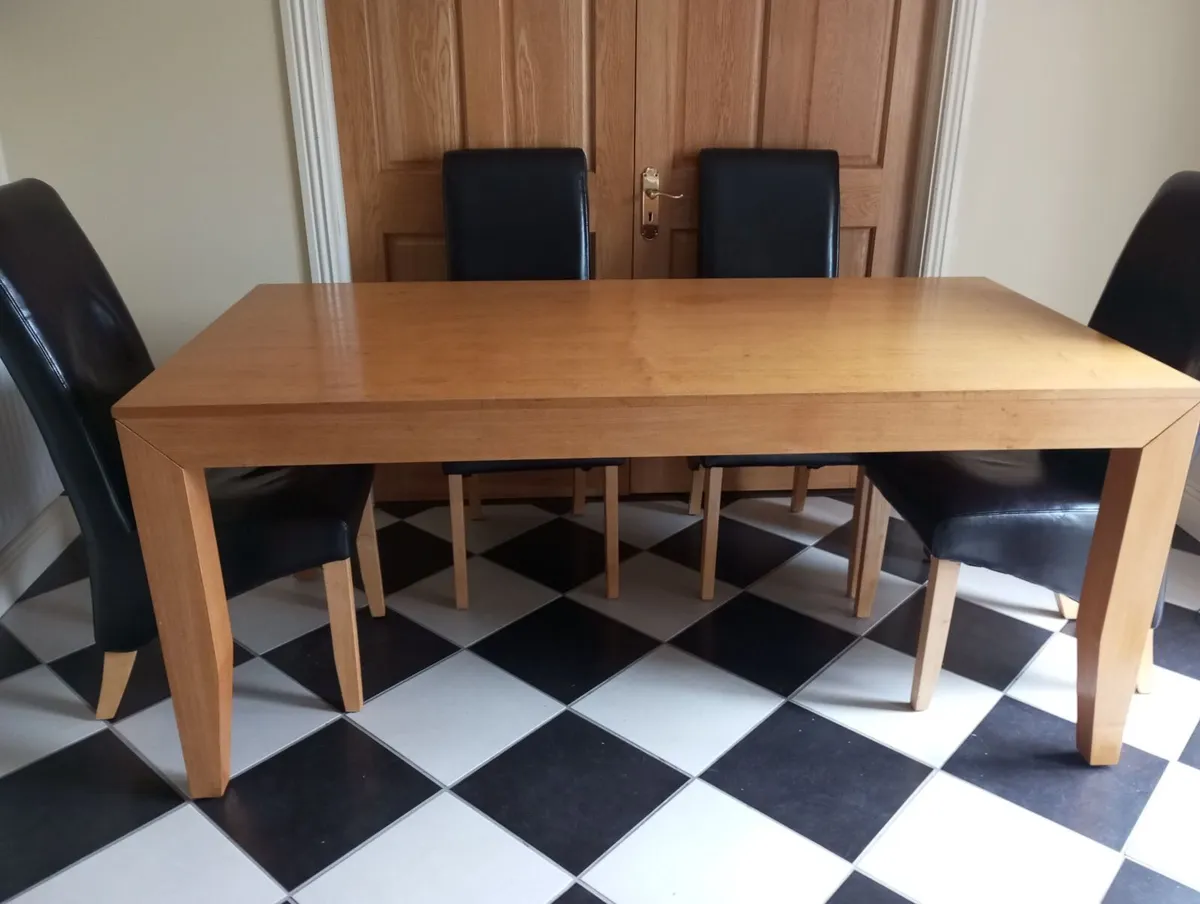 Table and chairs - Image 1