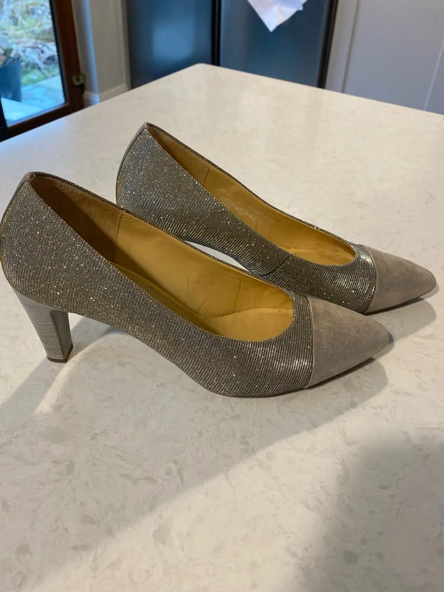 Gabor ladies court shoes - Image 1