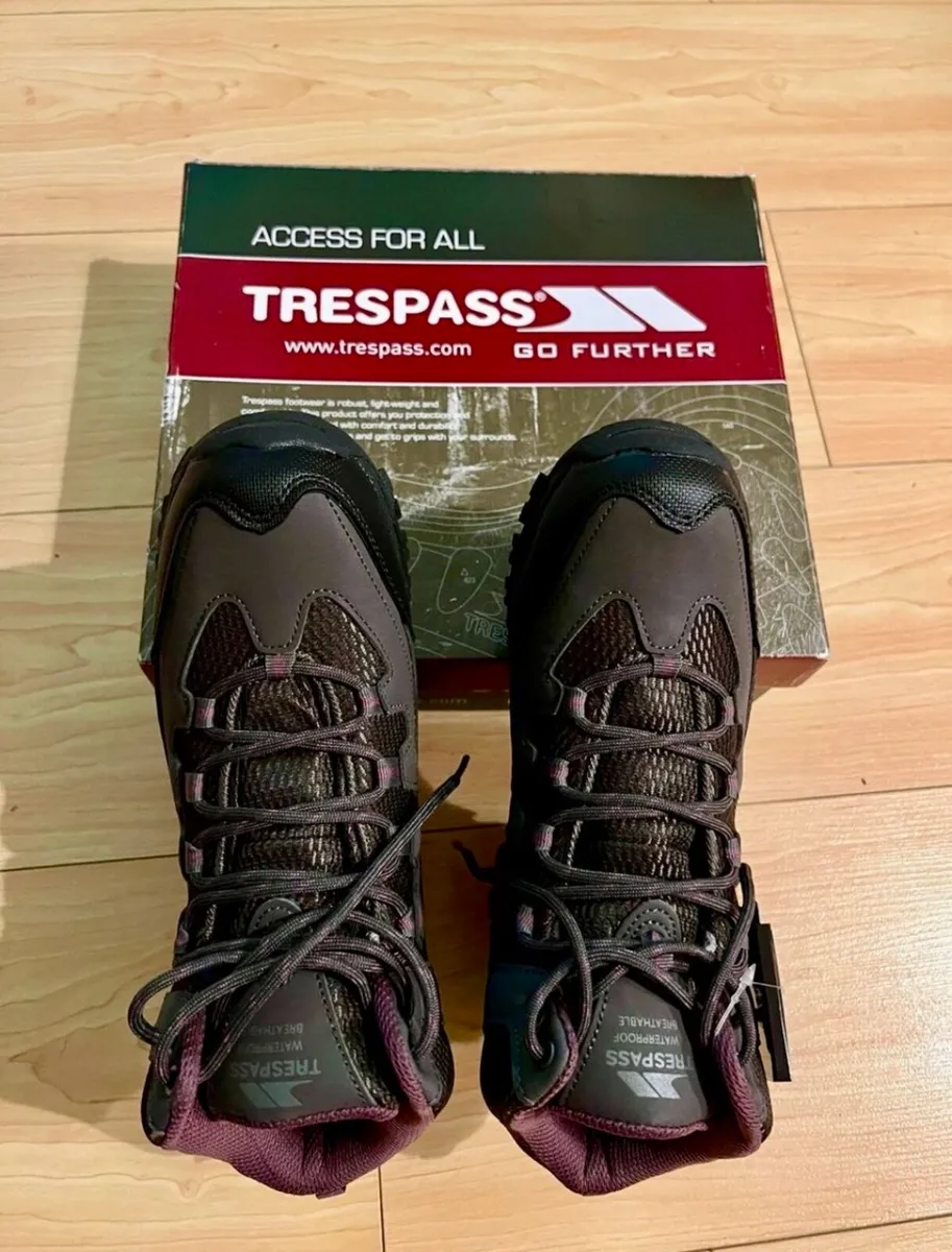 Hiking boots - Image 1